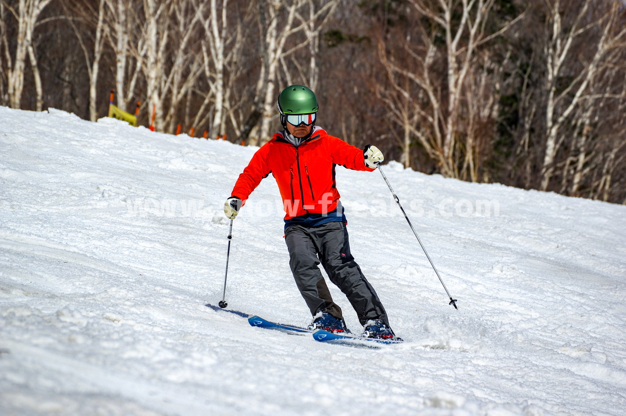 札幌国際スキー場 Mt.石井スポーツ ISHII SKI ACADEMY 校長・斉藤人之さんによる『斉藤塾』開講。本日のテーマは、「春雪！コブからスキーのたわみを楽しむ！！」(^^)v